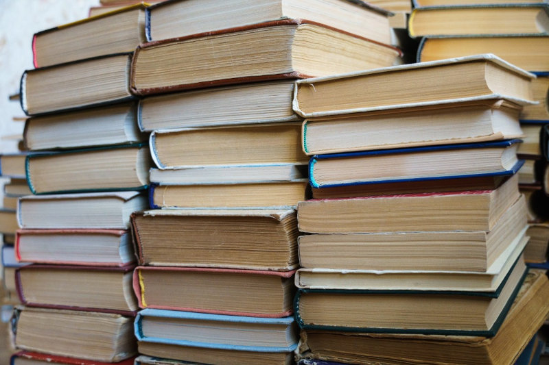 ilustrační fotka k biblioterapeutické dílně hromada knih